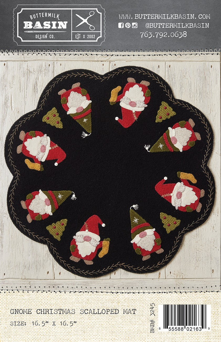 Gnome Christmas Scalloped Mat
